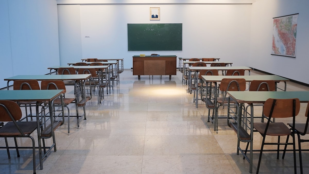 طالب يتحضر لاختبار آيلتس على المكتب